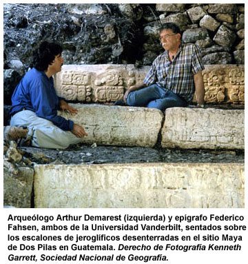 El hallazgo. Arthur Demarest y Federico Fahsen estudian una de las escalinatas de Dos Pilas. Derecho de Fotografía Kenneth Garrett /National Geographic Society.